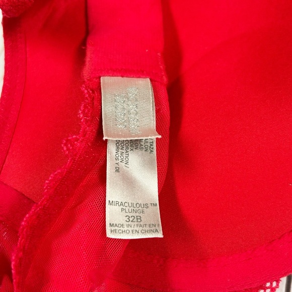Victoria’s Secret Miraculous Plunge Red Lace Push-Up Bra Size 32B NWT - Picture 6 of 7